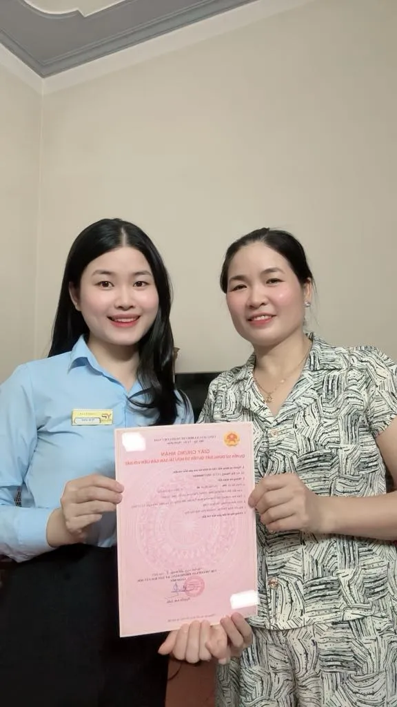 Bàn giao kết quả cấp giấy chứng nhận theo bản án tại xã Hạ Hòa