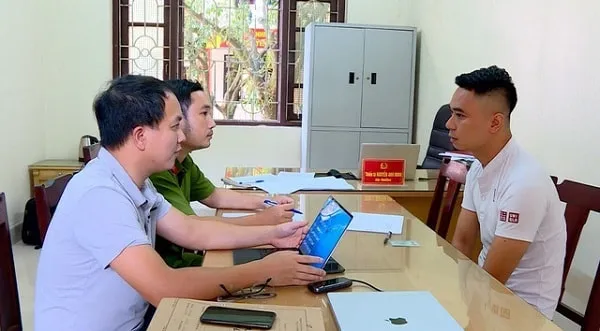 Cơ quan Công an xử lý đối tượng tham gia Cá cược bóng đá. Ảnh: TTXVN