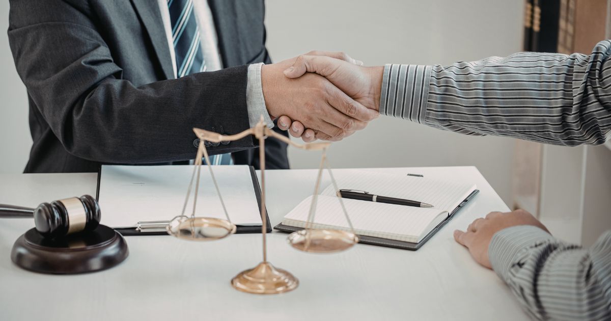 Đại diện doanh nghiệp ký kết hợp đồng tư vấn pháp lý thường xuyên