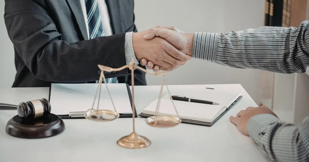 Đại diện doanh nghiệp ký kết hợp đồng tư vấn pháp lý thường xuyên Đại diện doanh nghiệp ký kết hợp đồng tư vấn pháp lý thường xuyên