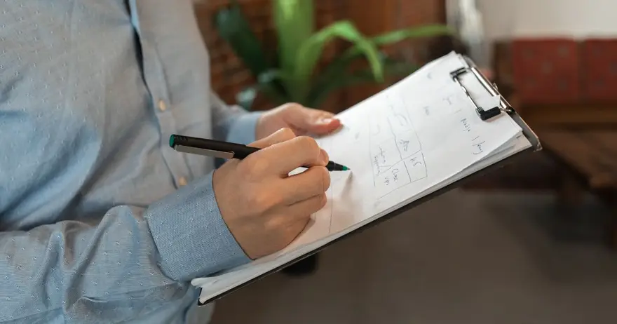 Đánh giá môi trường làm việc giúp doanh nghiệp nhận diện mối nguy, đánh giá rủi ro và kiểm tra điều kiện làm việc, từ đó xây dựng biện pháp kiểm soát phù hợp.
