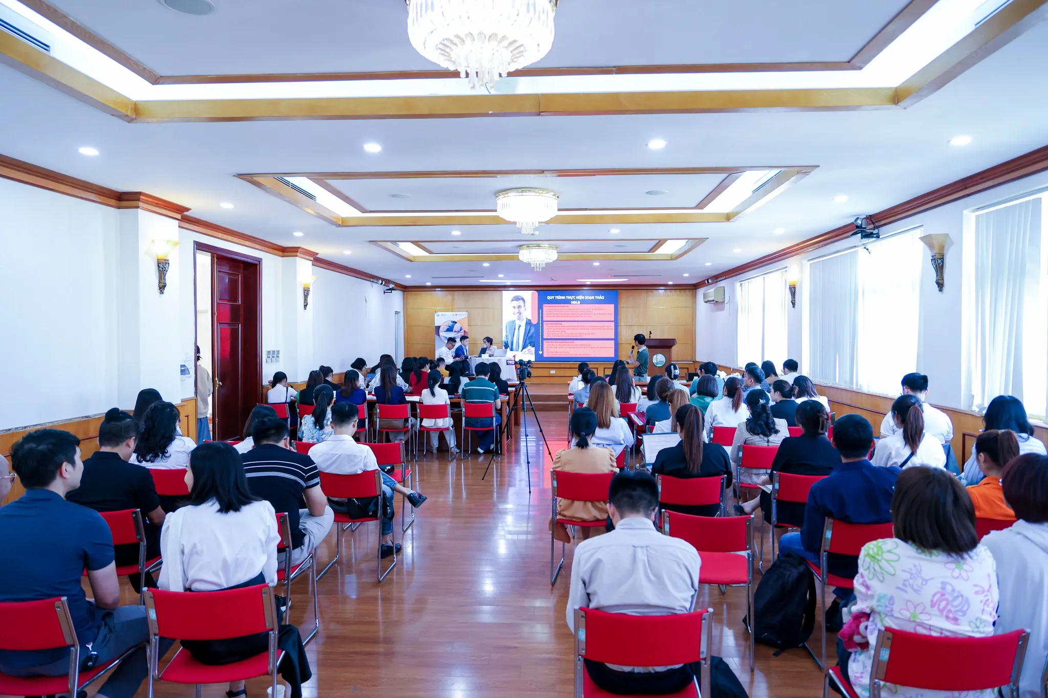 Dịch vụ luật sư doanh nghiệp tổ chức buổi hội thảo hỗ trợ pháp lý cho các doanh nghiệp