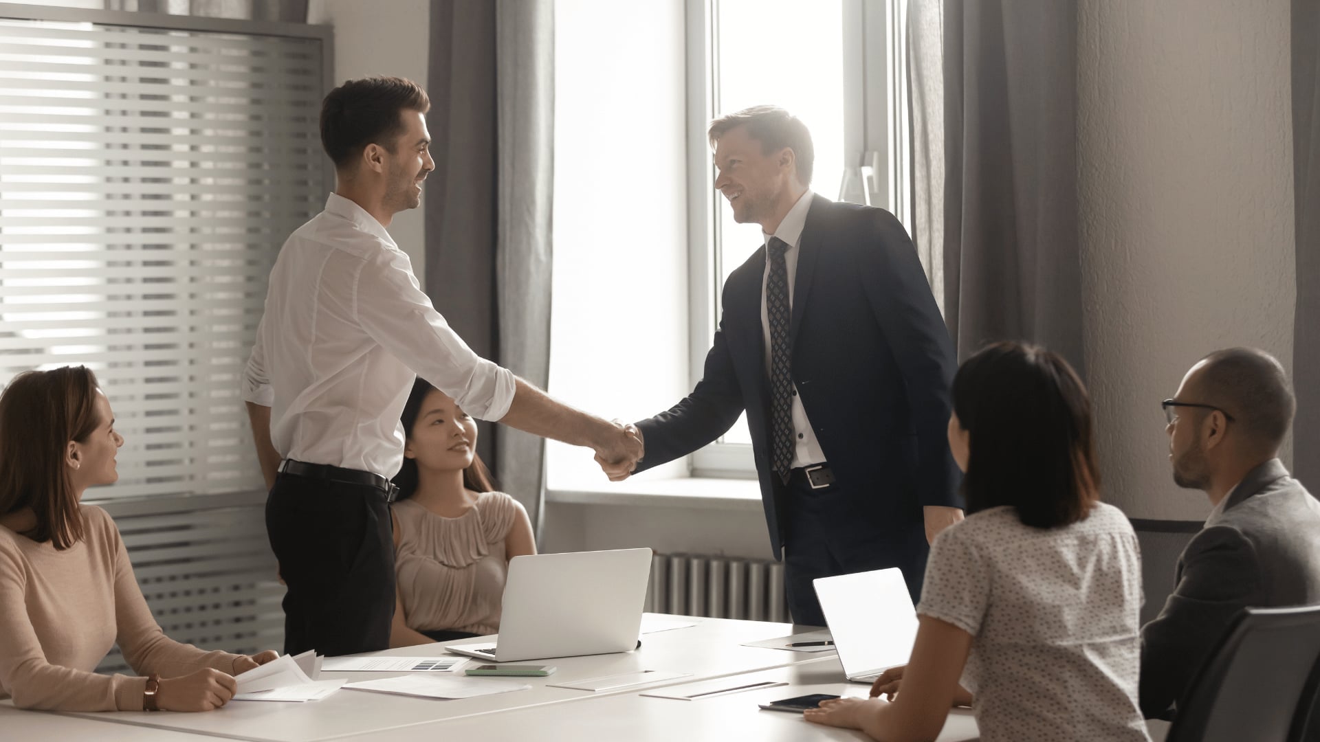 Dịch vụ tư vấn pháp luật thường xuyên đàm phán với khách hàng