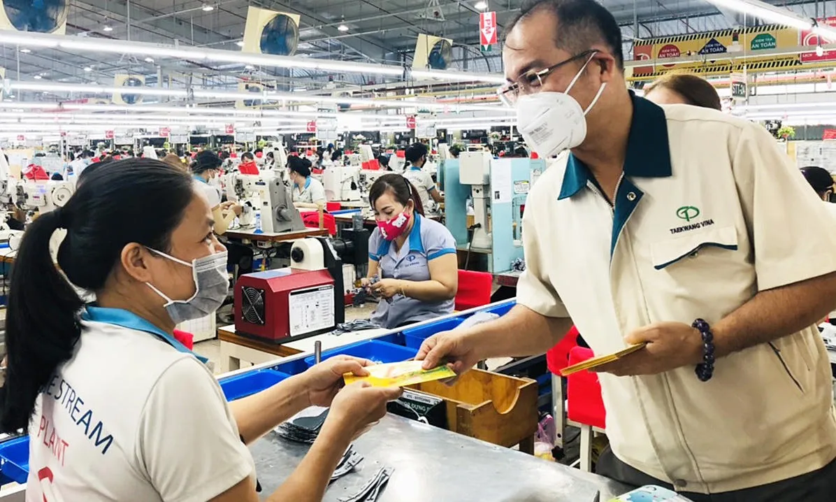 Doanh nghiệp có bắt buộc phải trả lương tháng 13 và thưởng tết Doanh nghiệp có bắt buộc phải trả lương tháng 13 và thưởng tết
