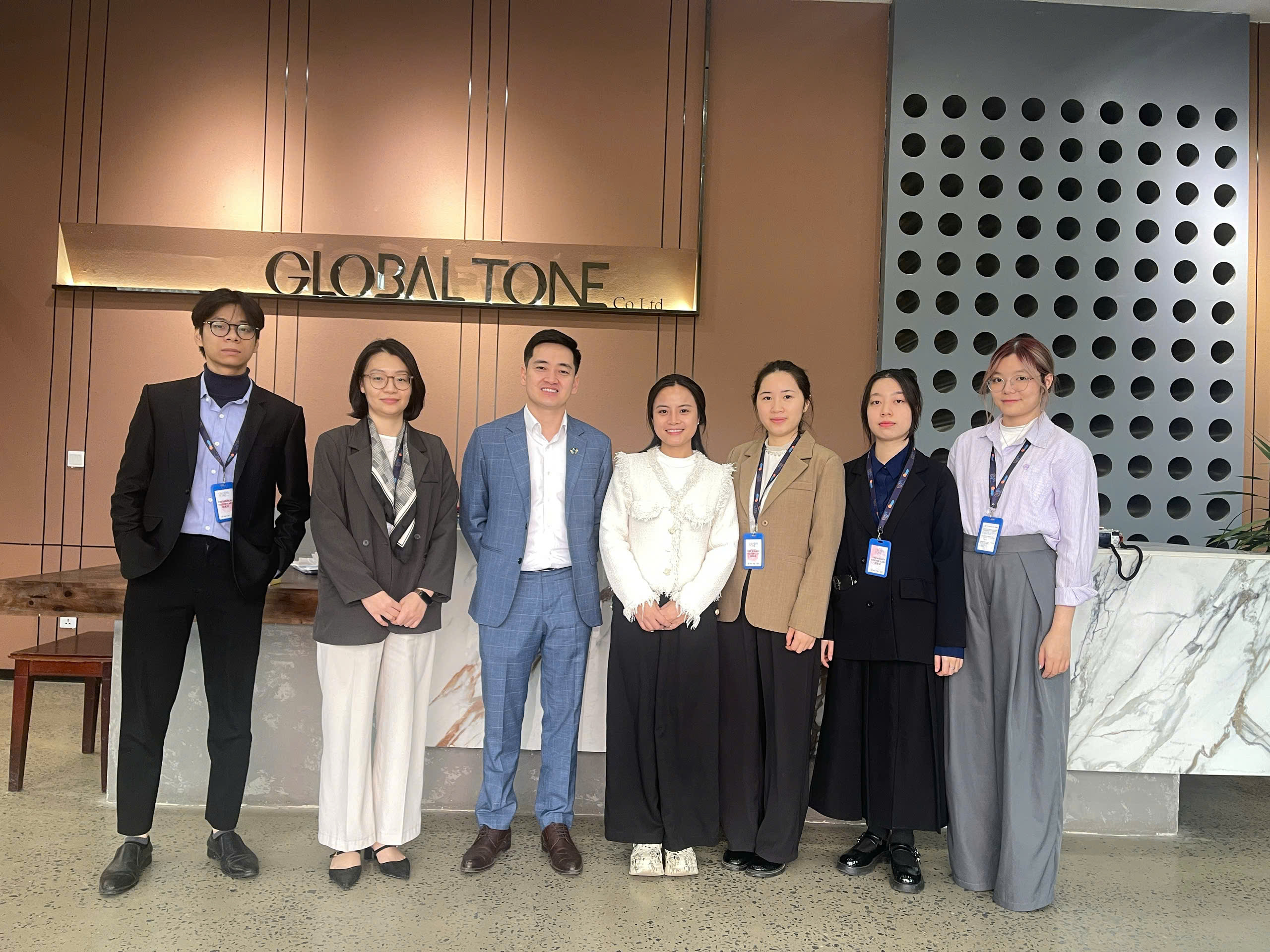 Đội ngũ chuyên môn về dịch vụ tư vấn pháp luật thường xuyên của YP Law Firm cùng khách hàng