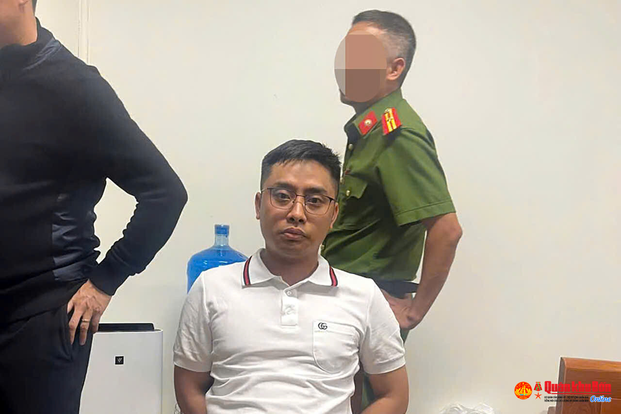 Đối tượng Bùi Đình Khánh vận chuyển 16 bánh Heroin bị bắt về trụ sở Công an