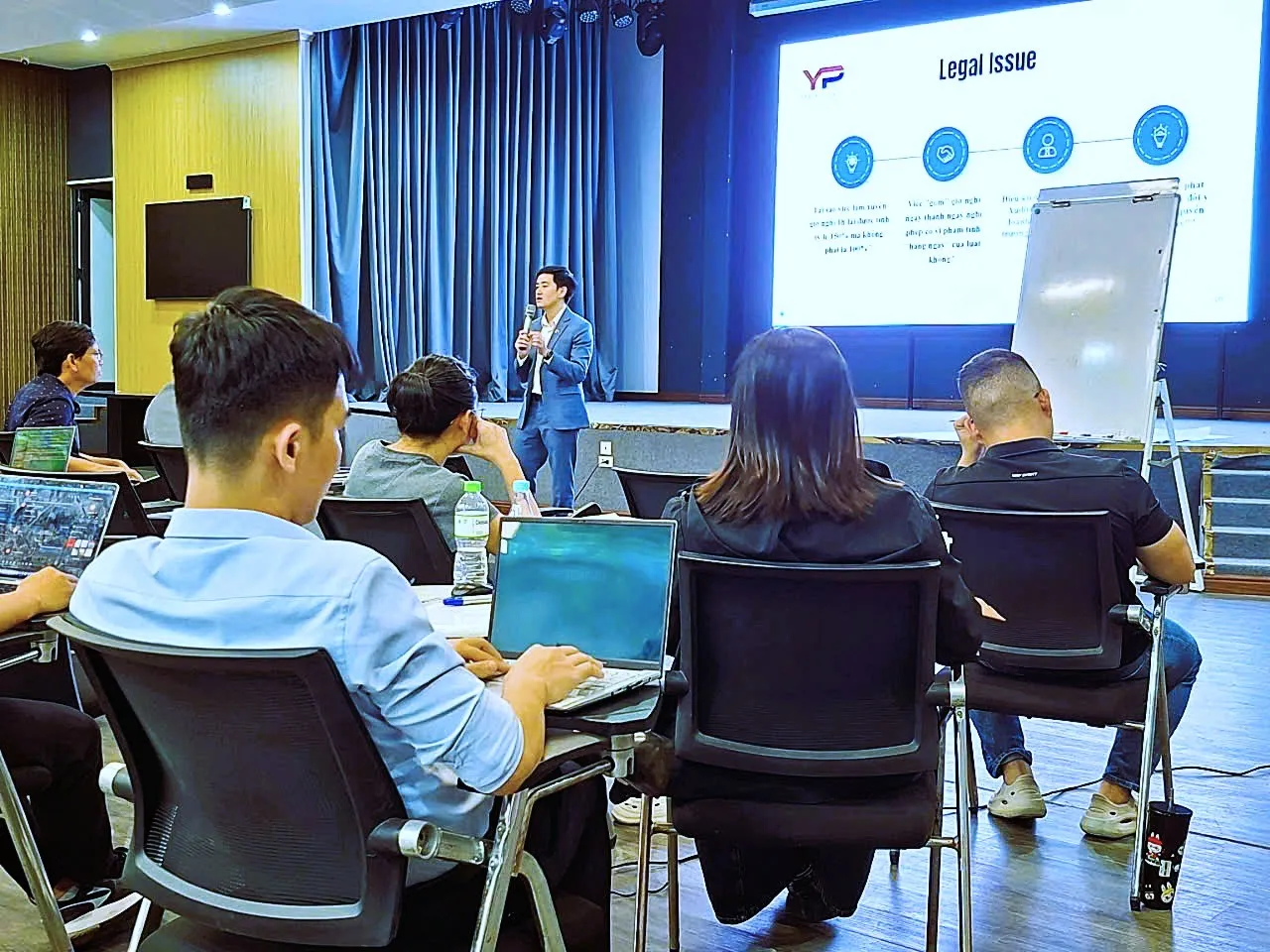 Hỗ trợ doanh nghiệp với dịch vụ tư vấn pháp luật thường xuyên