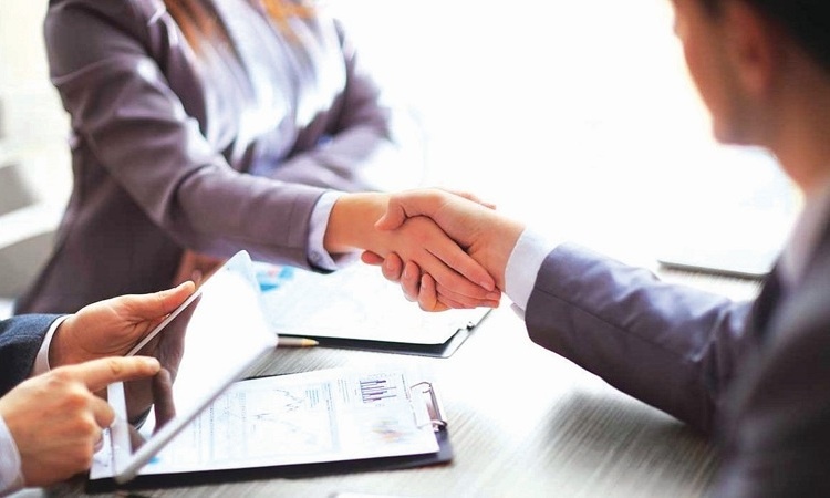 Hợp đồng thuê chuyên gia với nghĩa vụ tài chính, hành chính