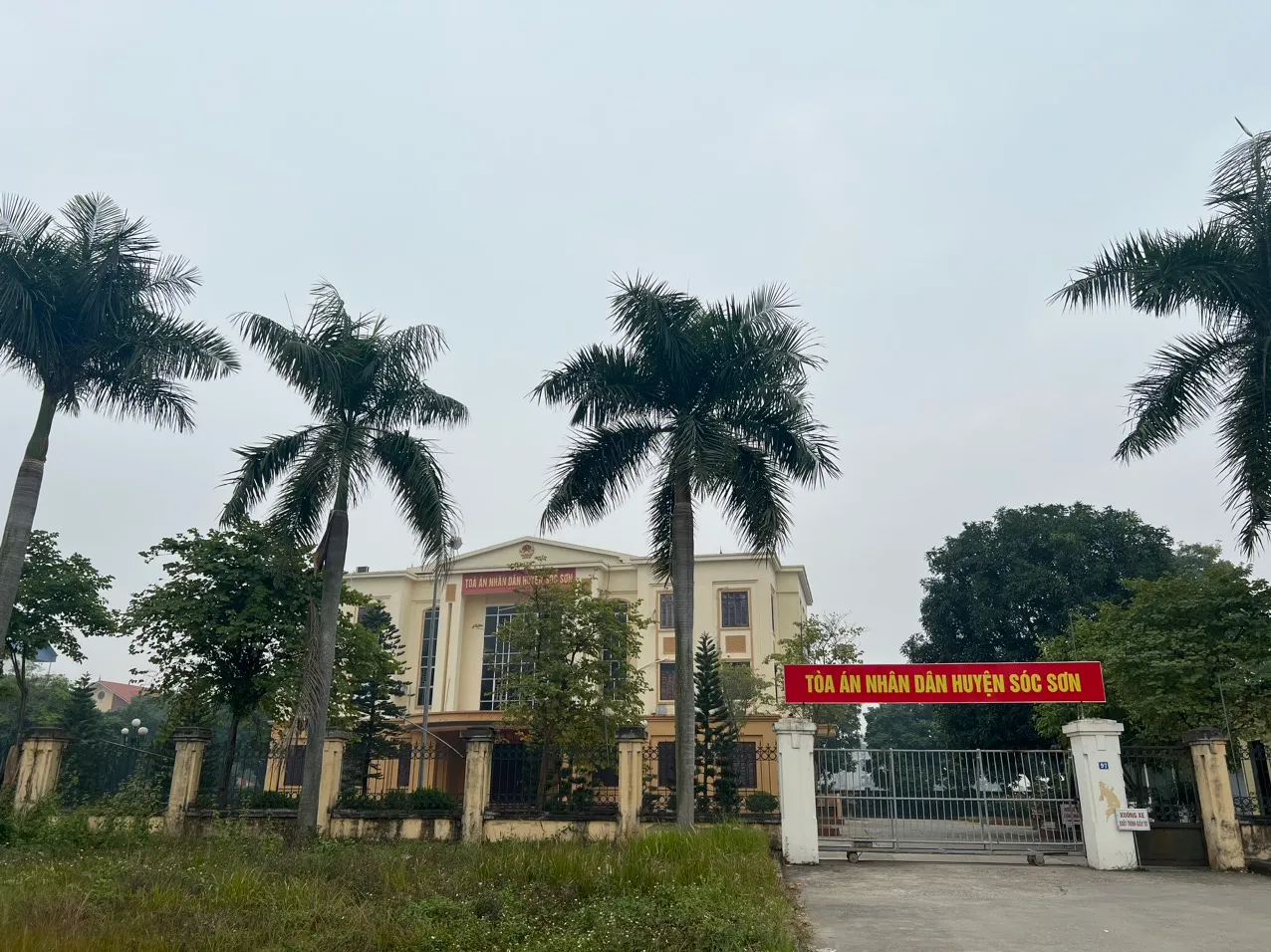 Luật sư của Văn phòng luật sư Sóc Sơn đến tòa án huyện Sóc Sơn làm việc