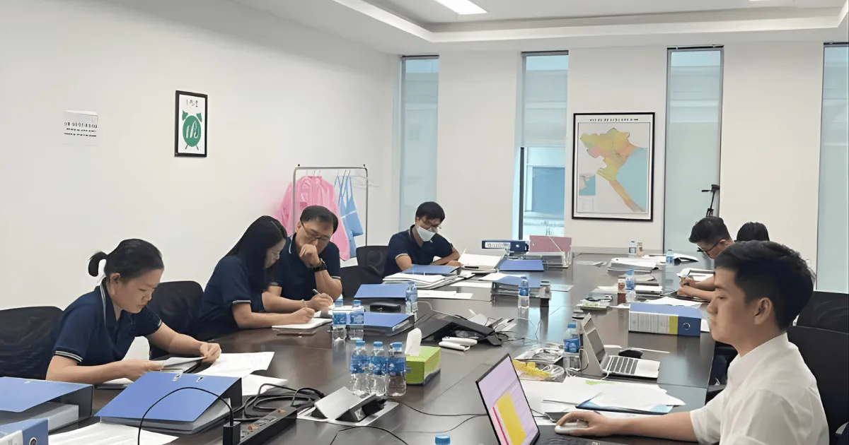 Luật sư cùng chuyên viên và khách hàng tư vấn pháp luật thường xuyên nghiên cứu, đánh giá hồ sơ