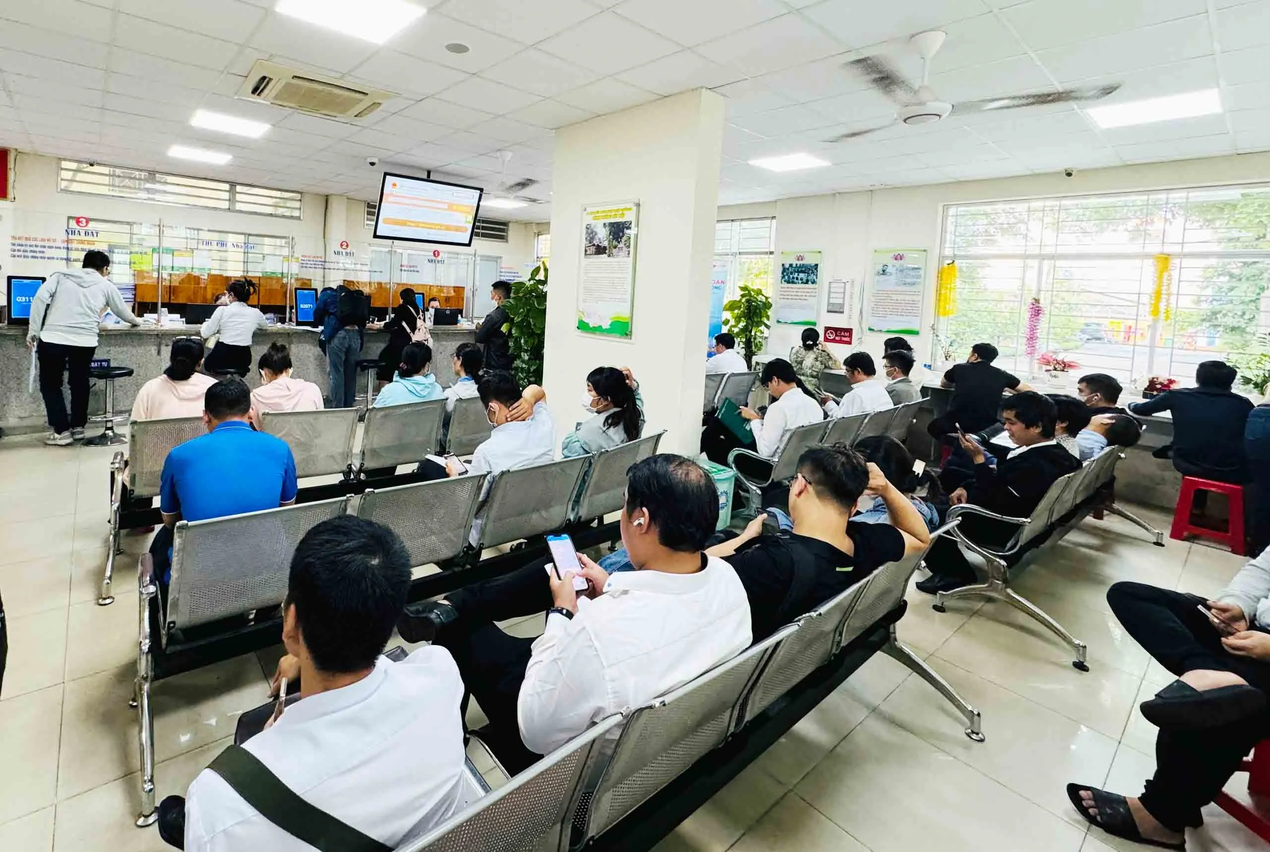 Luật sư đất đai thực hiện thủ tục hành chính về đất đai tại trung tâm hành chính công