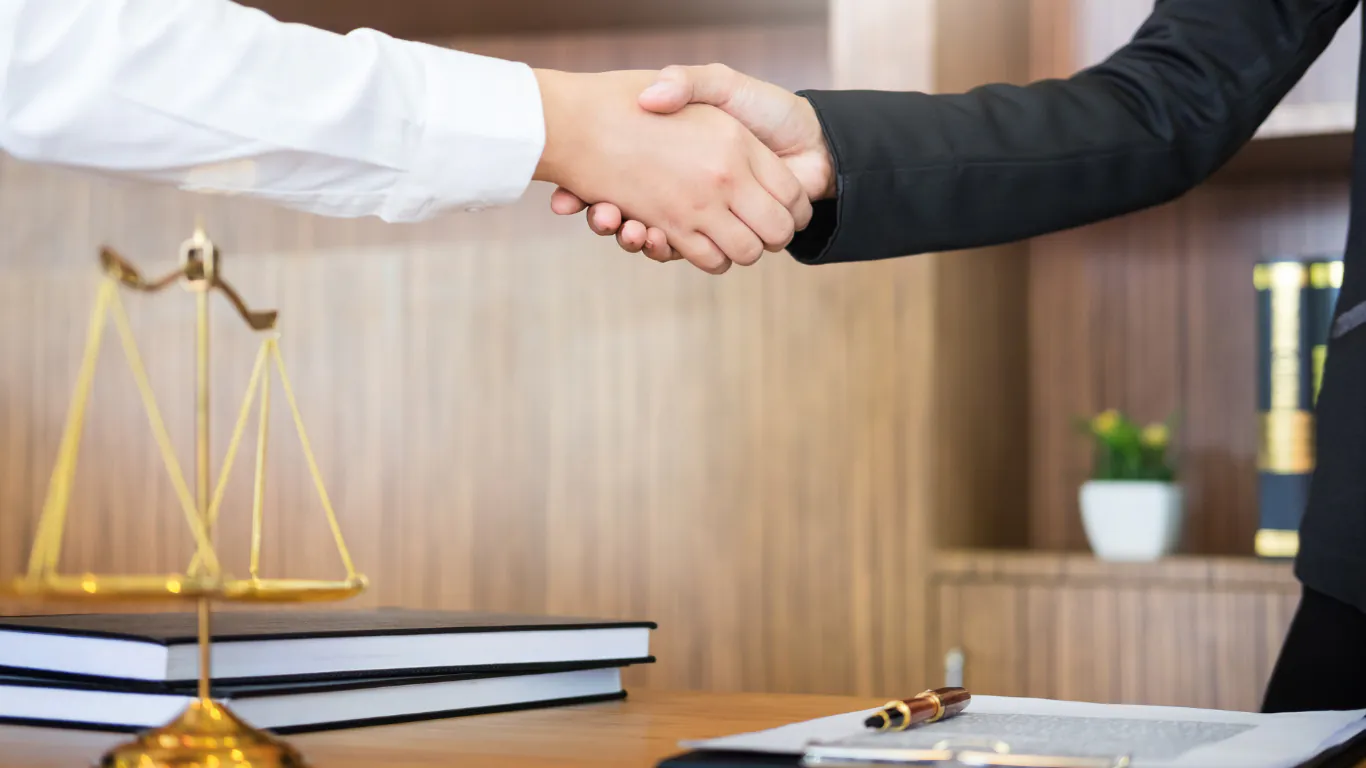 Luật sư doanh nghiệp hợp tác thỏa thuận cùng khách hàng