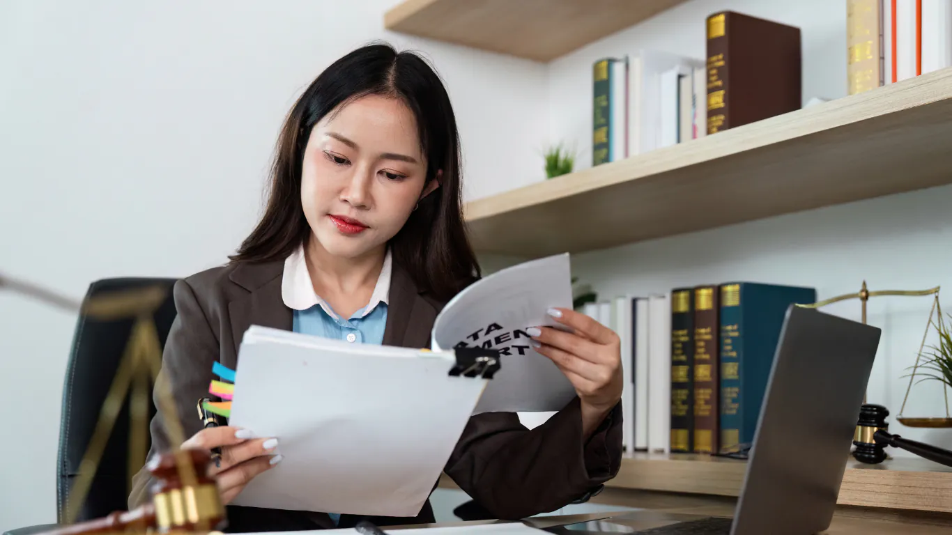 Luật sư doanh nghiệp nghiên cứu hồ sơ, rà soát hợp đồng