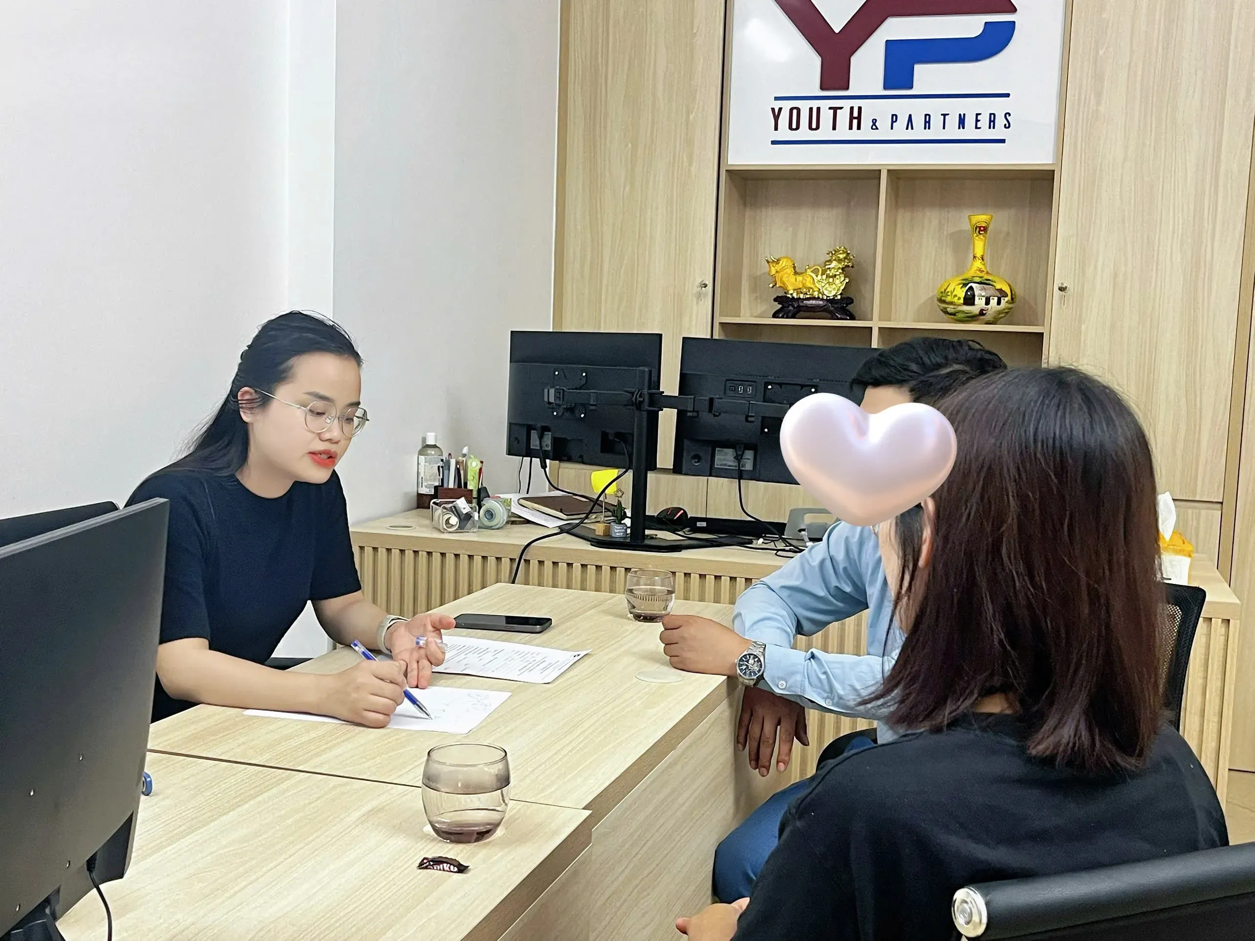 Luật sư doanh nghiệp tiếp nhận vụ việc từ Khách hàng Luật sư doanh nghiệp tiếp nhận vụ việc từ Khách hàng