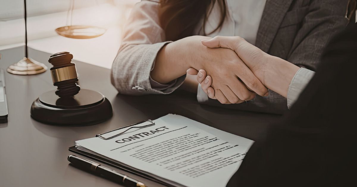 Luật sư ký hợp đồng dịch vụ tư vấn pháp lý thường xuyên cho cá nhân