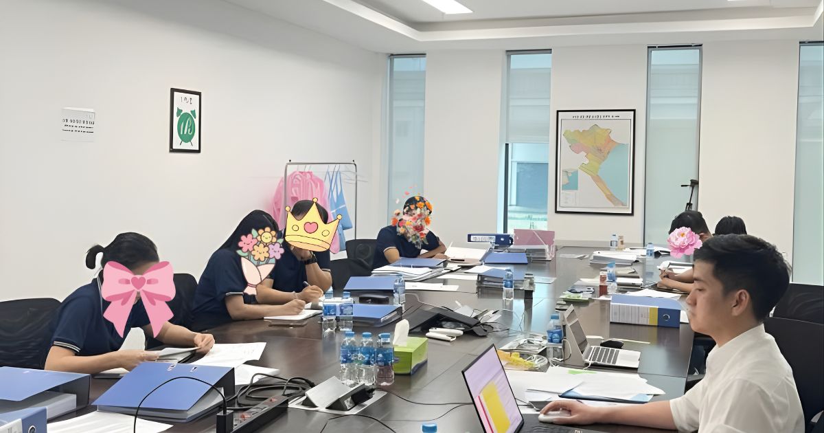 Luật sư làm việc với khách hàng theo Hợp đồng dịch vụ tư vấn pháp lý