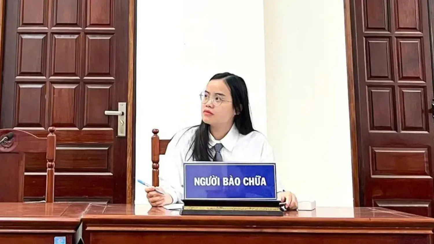 Luật sư tư vấn pháp lý cho doanh nghiệp Nguyễn Thị Hướng bào chữa cho khách hàng