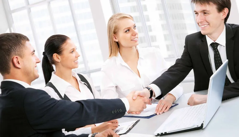 Luật sư tư vấn pháp lý doanh nghiệp hỗ trợ khách hàng trực tiếp tại công ty