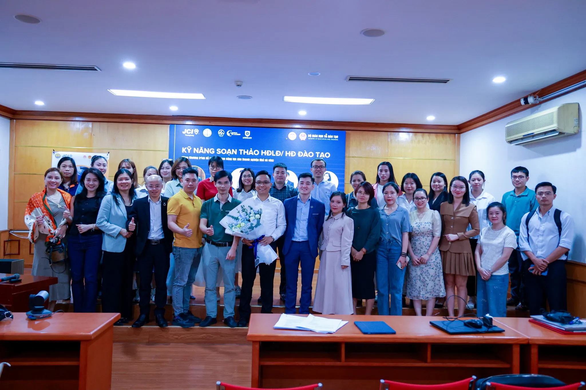 Luật sư tư vấn thành lập công ty tham gia hội thảo tư vấn pháp luật cho các doanh nghiệp