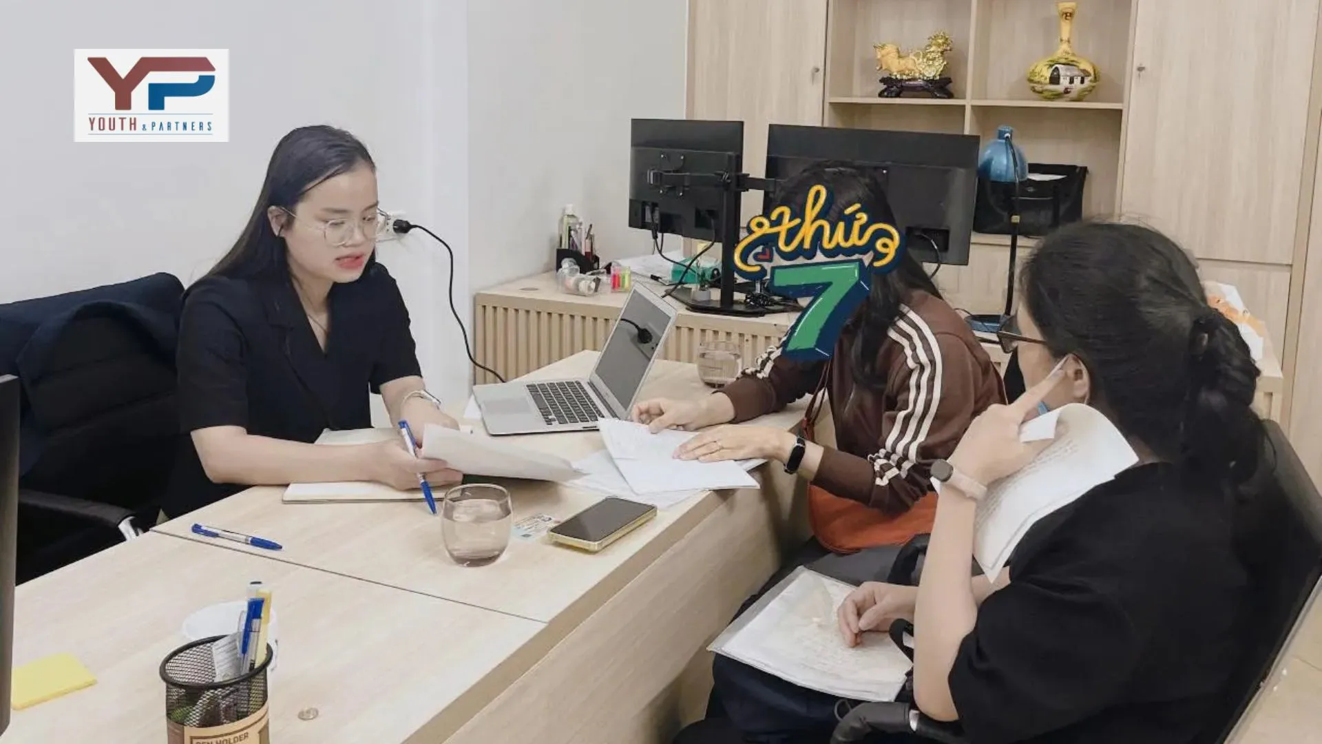 Luật sư YP Law Firm đang tư vấn gói dịch vụ luật sư gia đình cho khách hàng