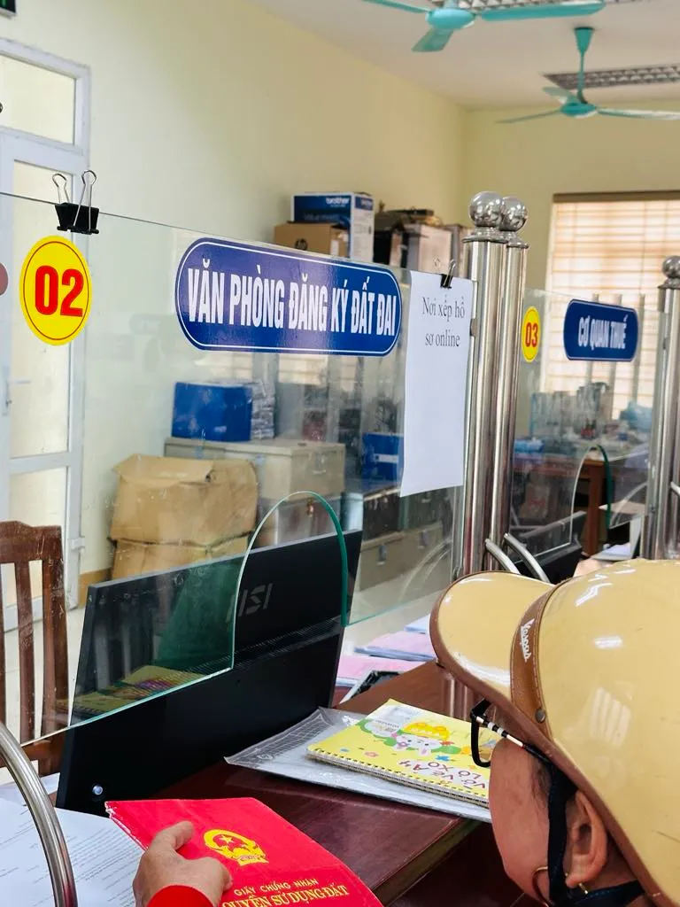 Nộp hồ sơ cấp giấy chứng nhận theo bản án tại Chi nhánh VPĐKĐĐ