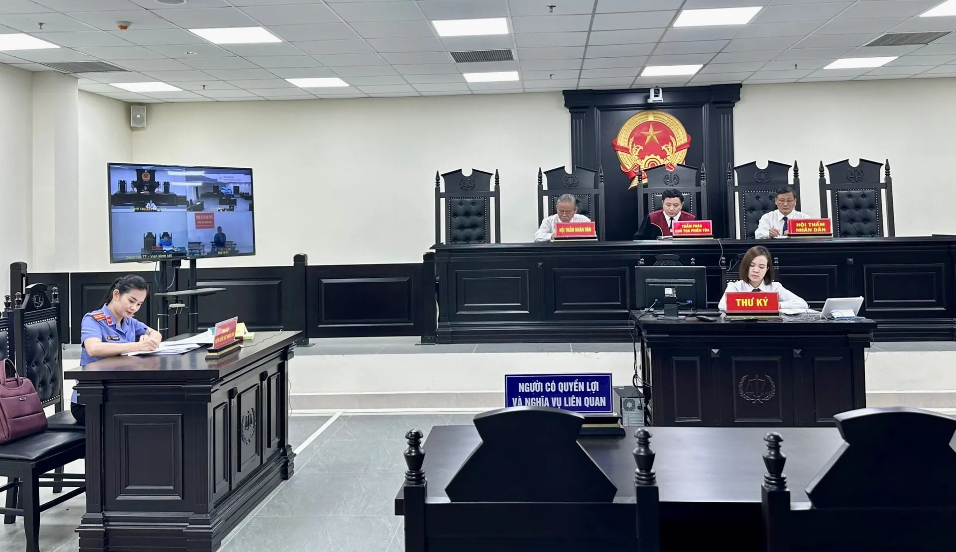Phiên toà xét xử sơ thẩm vụ án ly hôn đơn phương