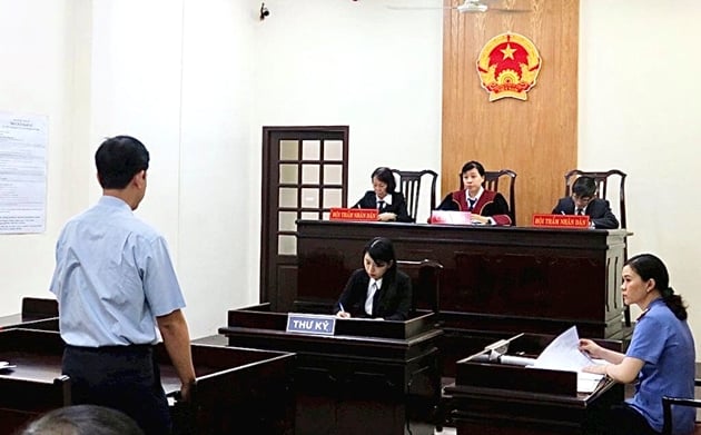 Phiên xét xử án bị sa thải của nguyên đơn khi kiện ra tòa án có thẩm quyền