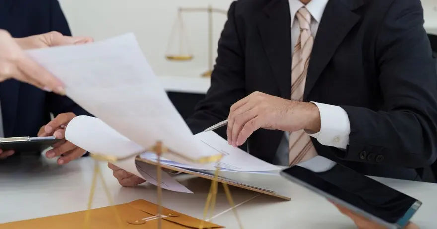 Thẩm định hồ sơ pháp lý của doanh nghiệp giúp nhận diện rủi ro về đăng ký kinh doanh, tài sản, hợp đồng, lao động và nghĩa vụ pháp lý trước giao dịch.