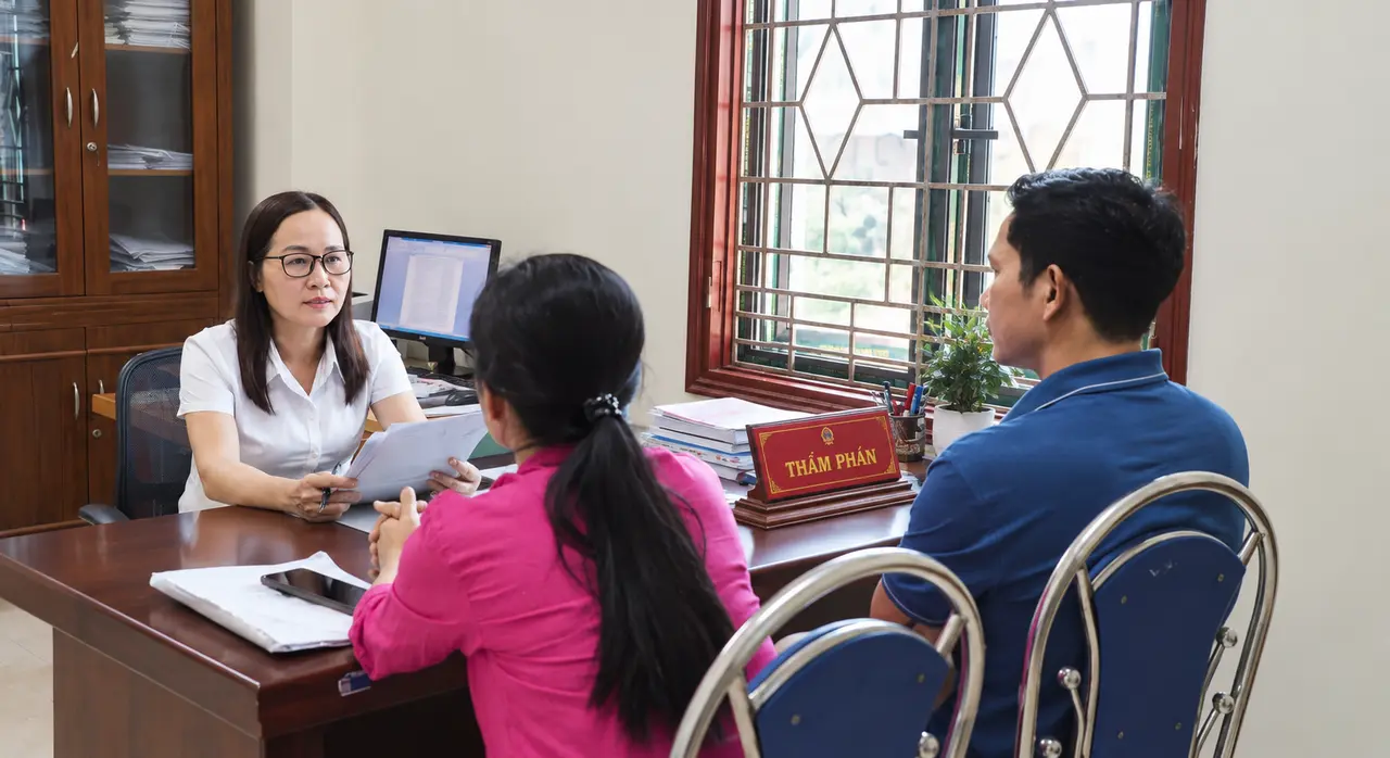 Tòa án căn cứ vào đâu để xem xét yêu cầu ly hôn nếu một bên không đồng ý ly hôn
