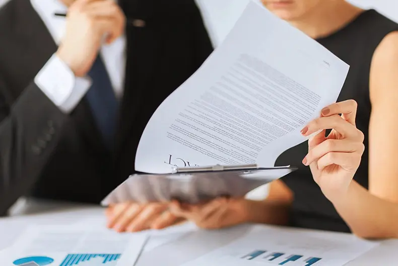 Y&P rà soát hợp đồng cho khách hàng tư vấn pháp lý thường xuyên